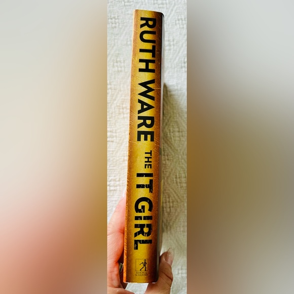 š„4 for $20š„šHOST PICKššš¤The It Girl by Ruth Wareš¤š - Picture 2 of 6